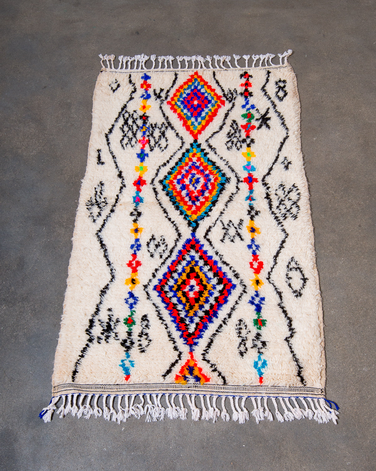 Modern designer handcrafted Berber rug from Morocco. Azilal rug with beautiful colours and patterns. Made of sheep’s wool and colourful cotton.